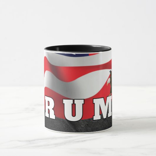 Trump-Text mit Bald-Adler Tasse (Zentrum)