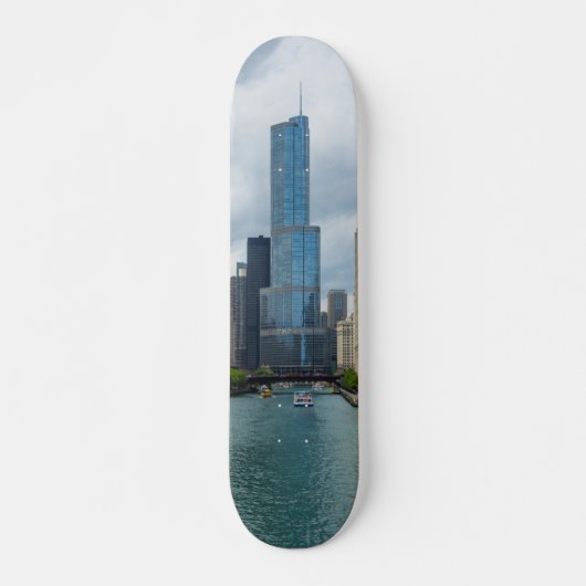 Trump Tower Chicago River Skateboard (Vorne)