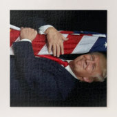 Trump umarmt die amerikanische Flagge Puzzle (Horizontal)