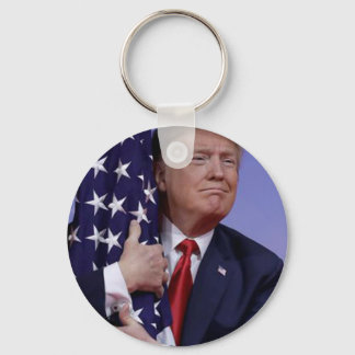 Trump umarmt die amerikanische Flagge Schlüsselanhänger