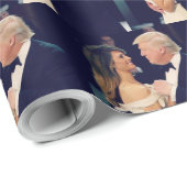 Trump und Melania Dancing - Trump 2020 Geschenkpapier (Rolleneckpunkt)
