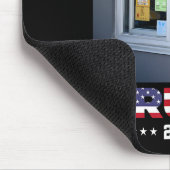 Trump Works Drive-thru Trump serviert Pommes Frite Mousepad (Ecke)