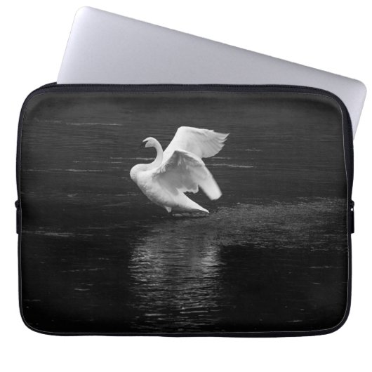 Trumpeter Swan b/w Laptopschutzhülle (Vorderseite)
