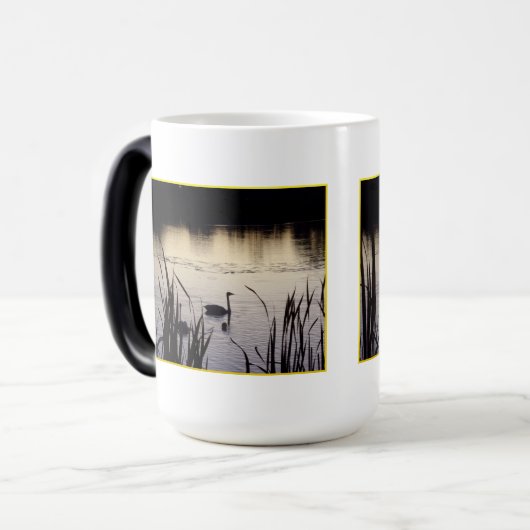 Trumpeter Swans in der Dusk Morphing Tasse (Vorderseite Links)
