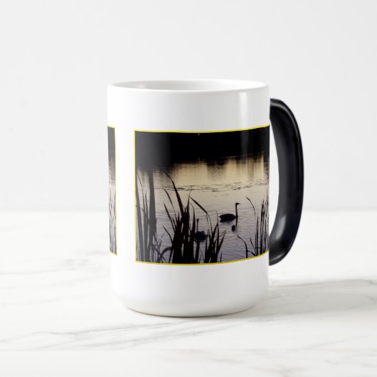 Trumpeter Swans in der Dusk Morphing Tasse (VorderseiteRechts)