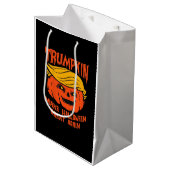Trumpkin Halloween Pumpkin-Wahl Mittlere Geschenktüte (Vorderseite Schrägansicht)