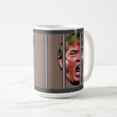 Trumps glänzender Kopf hinter Gefängnisbars Kaffeetasse (VorderseiteRechts)