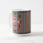 Trumps glänzender Kopf hinter Gefängnisbars Kaffeetasse (Vorderseite Links)