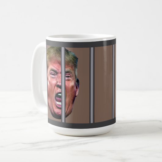 Trumps glänzender Kopf hinter Gefängnisbars Kaffeetasse (Vorderseite Links)