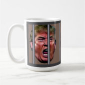 Trumps glänzender Kopf hinter Gefängnisbars Kaffeetasse (Links)