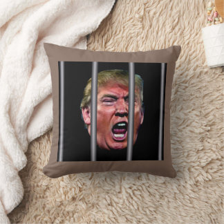 Trumps glänzender Kopf hinter Gefängnisbars Kissen
