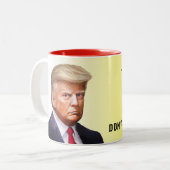 Trumps unoffizielle Tasse mit Don't Tread auf mich (Vorderseite Links)