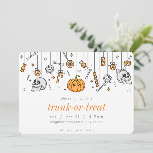 Trunk oder Leckerei Modernes Chic Halloween-Party Einladung (Stehend Vorderseite)