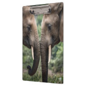 "Trunk to Trunk: Eine sanfte ElefantenEmbrace" Klemmbrett (Links)