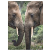 "Trunk to Trunk: Eine sanfte ElefantenEmbrace" Klemmbrett (Rückseite)