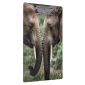 "Trunk to Trunk: Eine sanfte ElefantenEmbrace" Klemmbrett (Rechts)
