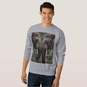 "Trunk to Trunk: Eine sanfte ElefantenEmbrace" Sweatshirt (Vorne ganz)