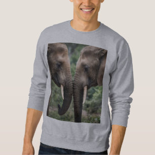 "Trunk to Trunk: Eine sanfte ElefantenEmbrace" Sweatshirt