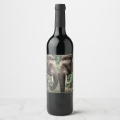 "Trunk to Trunk: Eine sanfte ElefantenEmbrace" Weinetikett (Vorderseite)