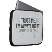 Trust Me I’m Always Right Funny Quality Engineer Laptopschutzhülle (Vorne Rechts)