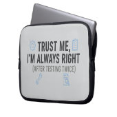 Trust Me I’m Always Right Funny Quality Engineer Laptopschutzhülle (Vorderseite Links)