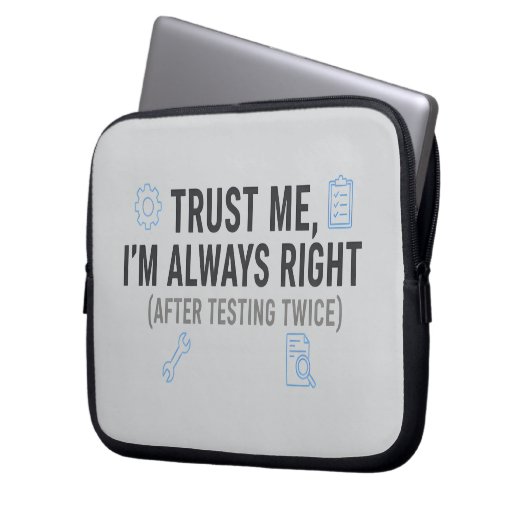 Trust Me I’m Always Right Funny Quality Engineer Laptopschutzhülle (Vorderseite Links)