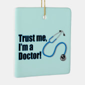 Trust Me Im a Doctor Funny Medical Stethoscope Keramikornament (Rechts)