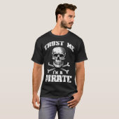 Trust Me Im A Rate Skull Crossbones Funny Men Wome T-Shirt (Vorne ganz)
