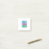 Trust Think Thrive – Motivational Quote Design Post-it Klebezettel (Auf Schreibtisch)