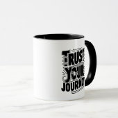 Trust Your Journey Vertical Typography Art Tasse (VorderseiteRechts)