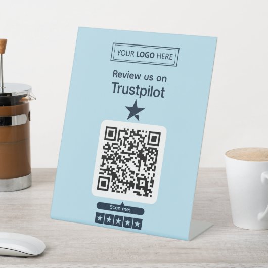 Trustpilot-Bewertungsanfrage mit scannbarem QR-Cod Sockelschild (In SItu)
