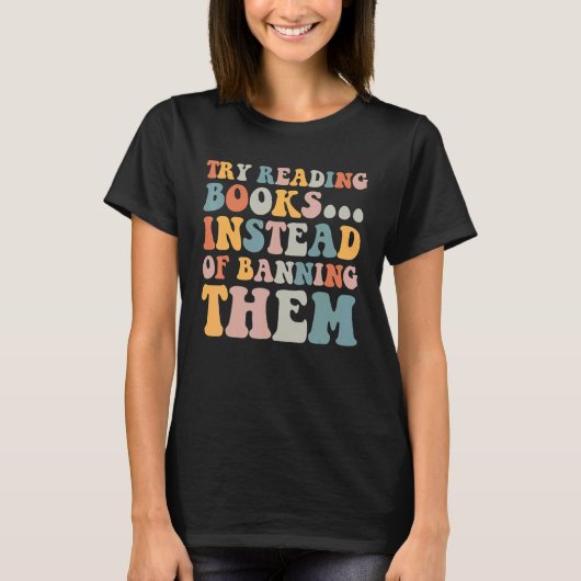 try reading books instead of banning them Groovy B T-Shirt (Vorderseite)