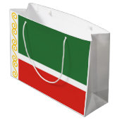 Tschetschenische Flagge Große Geschenktüte (Rückseite Schrägansicht)