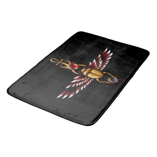 TSDS: Seth's Scarab Coat Graphic Badematte (Schrägansicht)