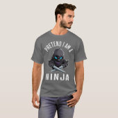Tu als Ninja verkleidet T-Shirt (Vorne ganz)