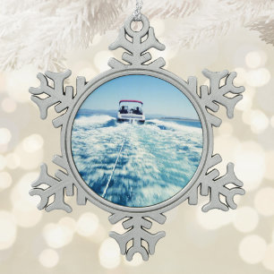 Tubing hinter Speedboot Schneeflocken Zinn-Ornament