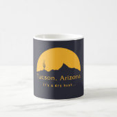 Tucson, Arizona - Es ist eine trockene Hitze... Kaffeetasse (Mittel)