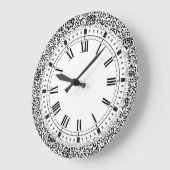 Tudor Garden Pre-Raphaelite Black and White Damask Große Wanduhr (Winkel)