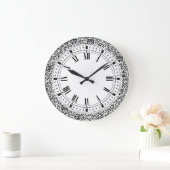 Tudor Garden Pre-Raphaelite Black and White Damask Große Wanduhr (Zuhause)