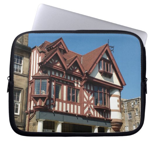 Tudor oak frame Gebäude, Edinburgh, Schottland Laptopschutzhülle (Vorderseite)