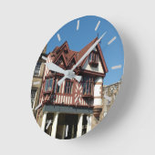 Tudor oak frame Gebäude, Edinburgh, Schottland Runde Wanduhr (Winkel)