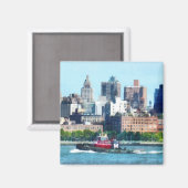 Tugboat Against Manhattan Skyline Magnet (Vorderseite/Rückseite)