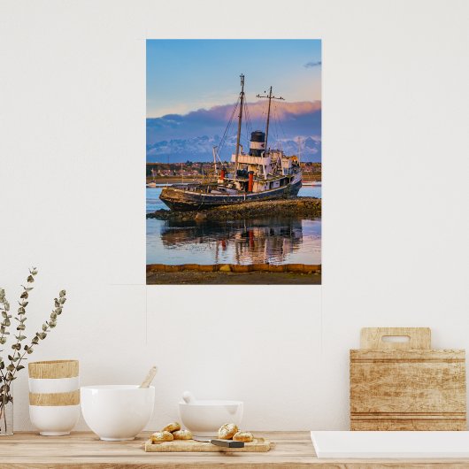 Tugboat im Hafen, ushuaia, argentina Poster (Küche)