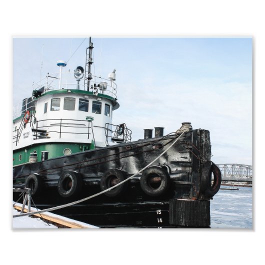 Tugboat in Icy Water von Sturgeon Bay Fotodruck (Vorne)