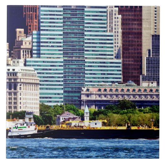 Tugboat Pushing Barge Nähe Manhattan Skyline Fliese (Vorderseite)