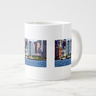 Tugboat Pushing Barge Nähe Manhattan Skyline Jumbo-Tasse