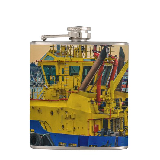 Tugboat segeln am Fluss, montevideo, uruguay Flachmann (Vorderseite)