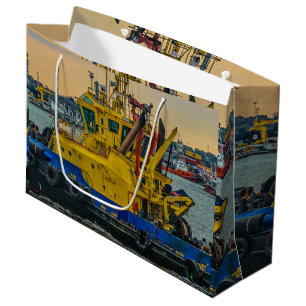 Tugboat segeln am Fluss, montevideo, uruguay Große Geschenktüte