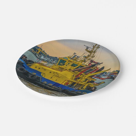 Tugboat segeln am Fluss, montevideo, uruguay Pappteller (Schrägansicht)