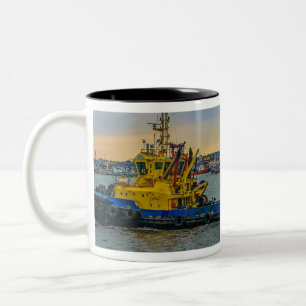 Tugboat segeln am Fluss, montevideo, uruguay Zweifarbige Tasse